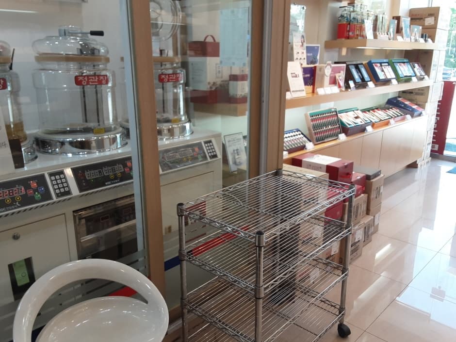 CheongKwanJang - Apgujeong Branch [Tax Refund Shop] (정관장 압구정)