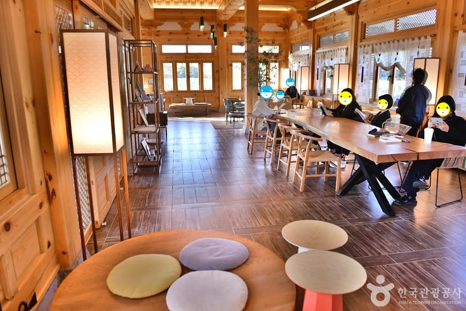 Yeonhwajeong Library (연화정 도서관)