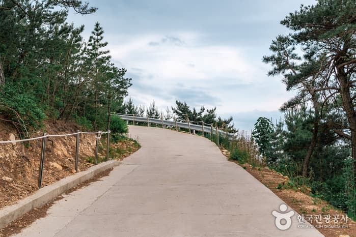 Gonnyunsan Mountain Paragliding Site (곤륜산 활공장)