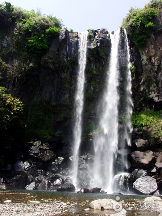 Jeongbangpokpo Falls (정방폭포)
