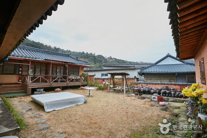 Seokjeongdaek House (석정댁)