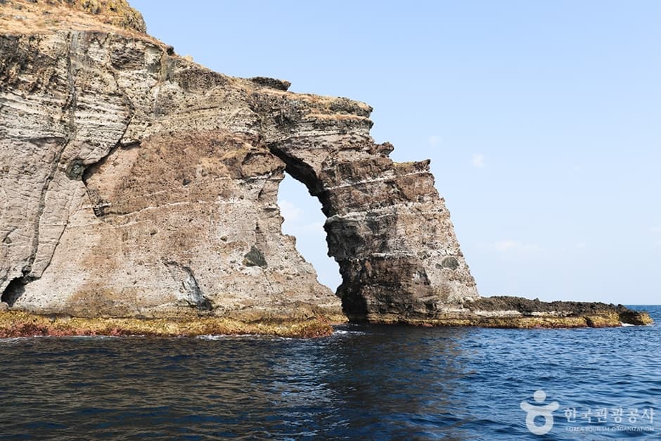 Dongnimmunbawi Rock [Ullengdo & Dokdo National Geopark] (독립문바위 (울릉도, 독도 국가지질공원))