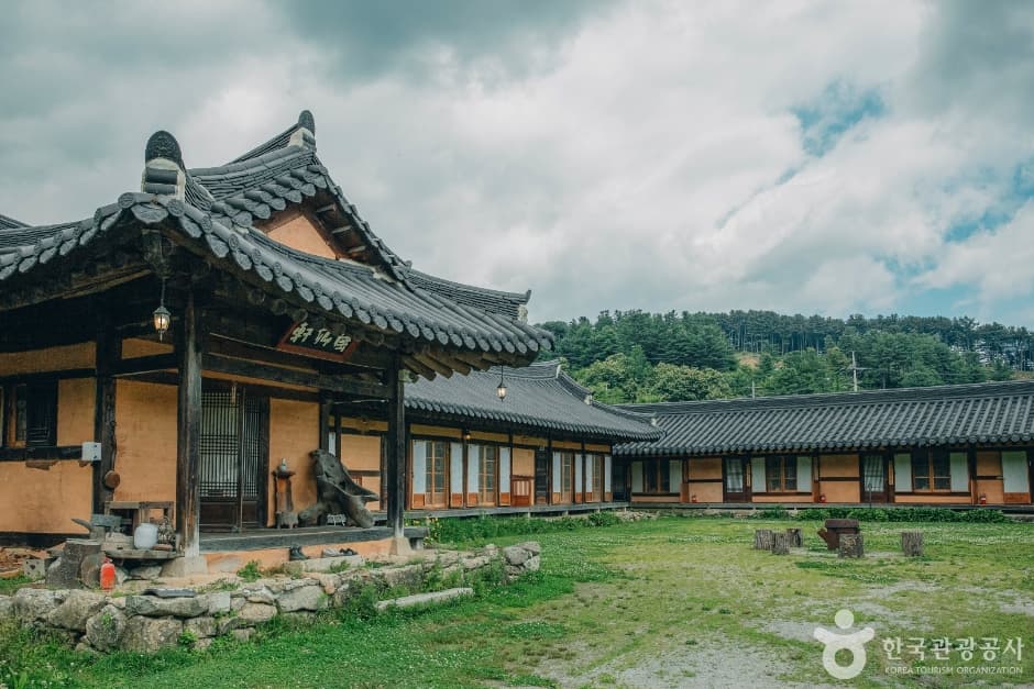 Chi-ong Art Center (취옹예술관)