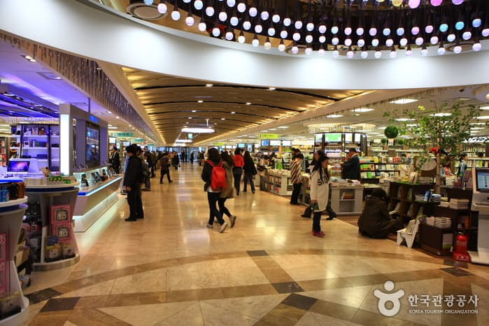 Kyobo Book Centre Gwanghwamun (교보문고)