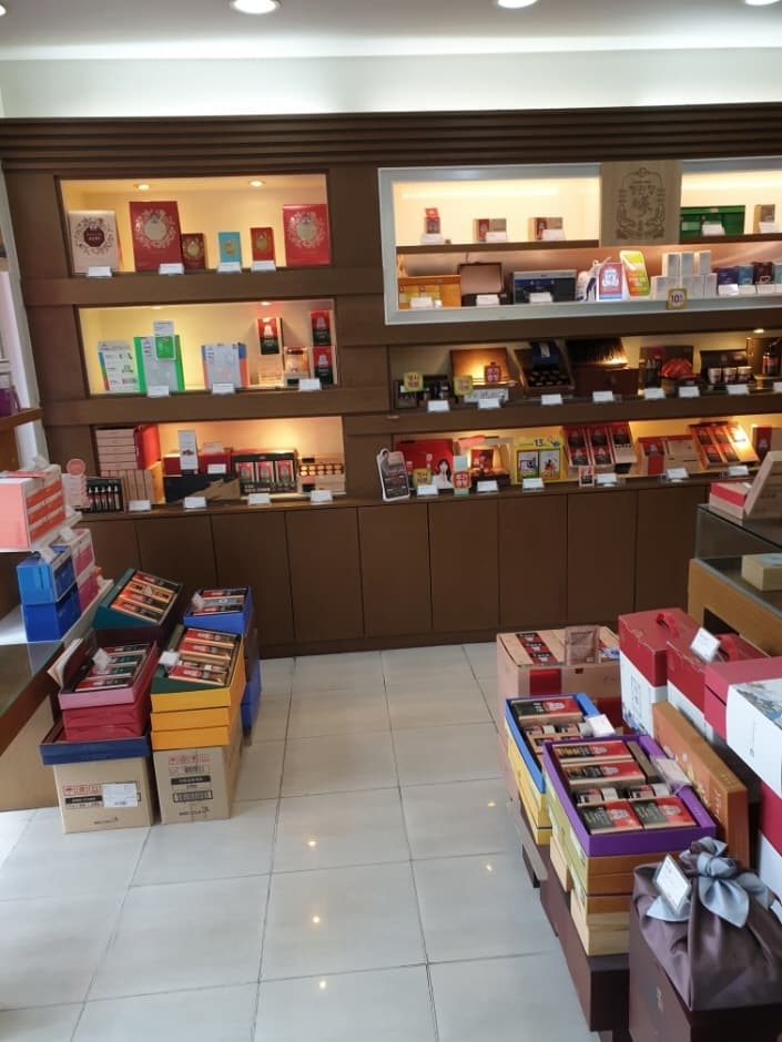 CheongKwanJang [Tax Refund Shop] (정관장)