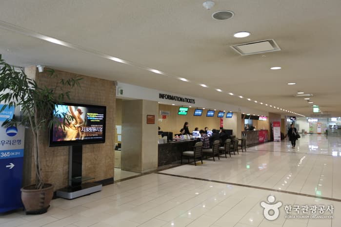 Hangaram Art Museum in Seoul Arts Center (예술의전당 한가람미술관)
