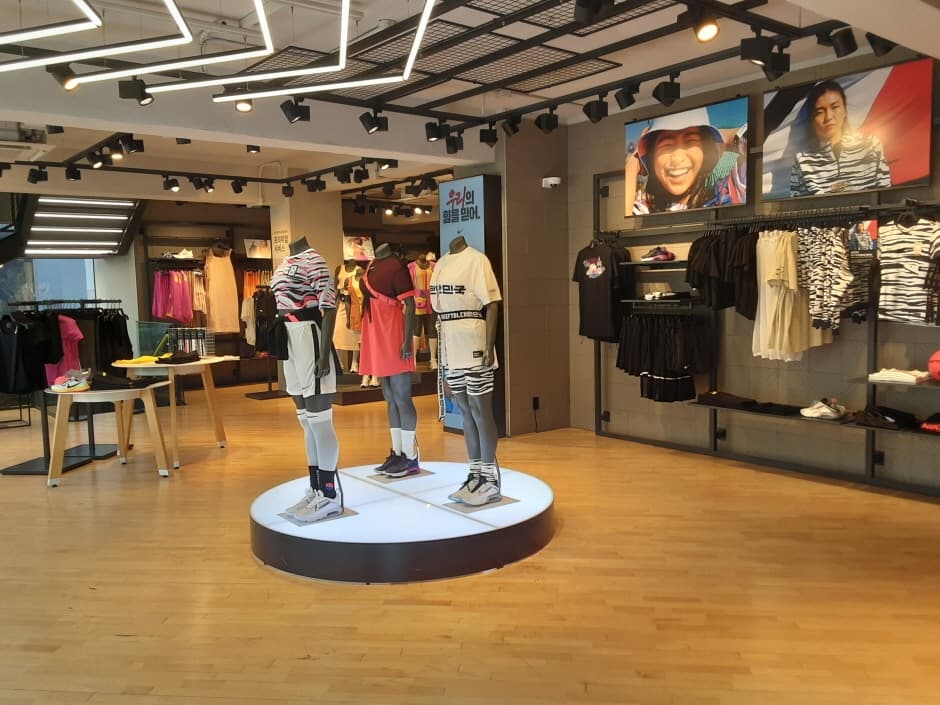 Nike - Apgujeong Rodeo Branch [Tax Refund Shop] (나이키 압구정로데오)