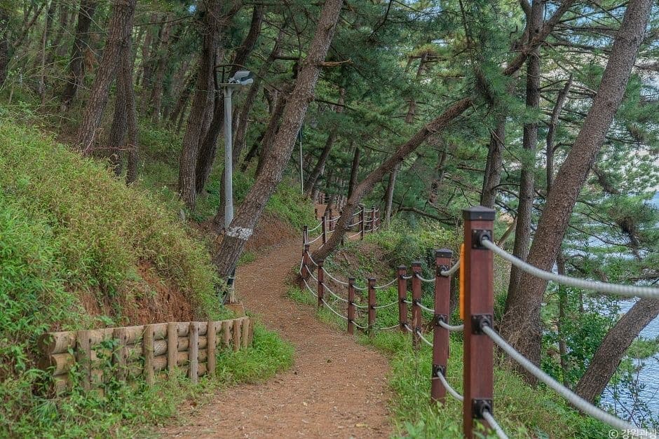 Hanseomhaebyeon Beach & Hanseom Gamseong Sea Trail (한섬해변&한섬감성바닷길)
