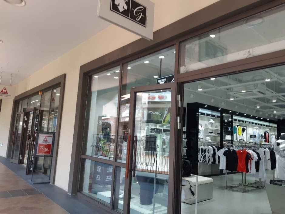 Descente Golf - Shinsegae Siheung Branch [Tax Refund Shop] (데상트골프 신세계시흥)