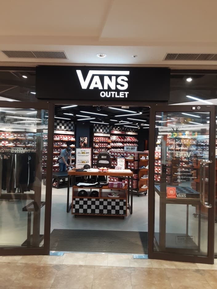 Vans - Shinsegae Paju Branch [Tax Refund Shop] (반스 신세계파주)