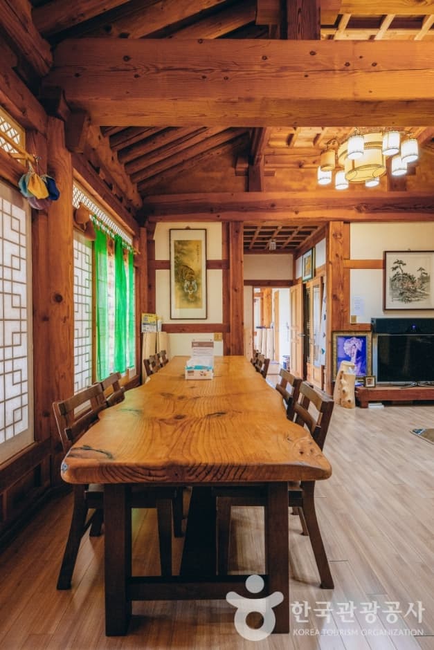 Dalbit Hanok Experience Byeolyu Punggyeong (달빛한옥체험 별유풍경)