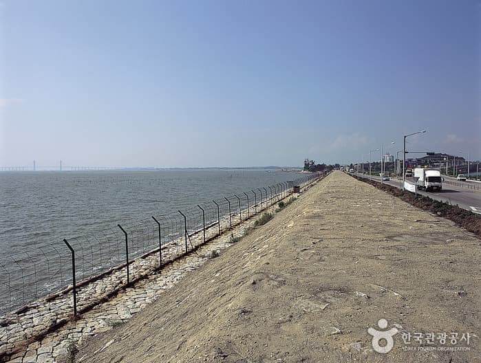 Asanman Embankment (아산만방조제)