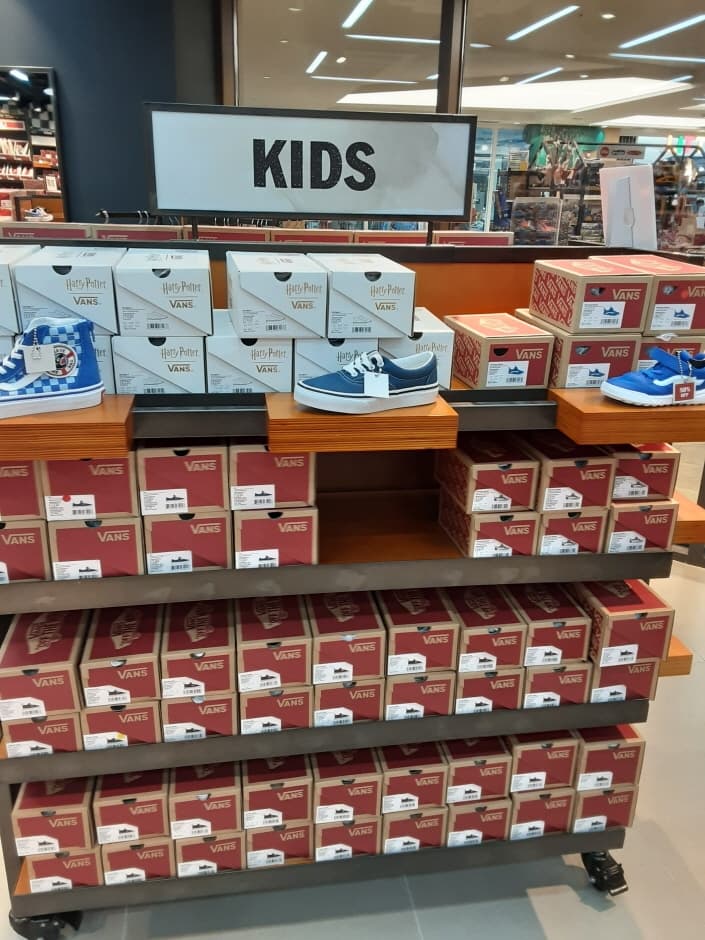 Vans - Shinsegae Paju Branch [Tax Refund Shop] (반스 신세계파주)