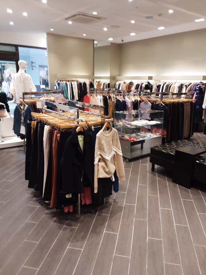 The Handsome O’2Nd - Lotte Dongbusan Branch [Tax Refund Shop] (한섬 오즈세컨 롯데동부산)