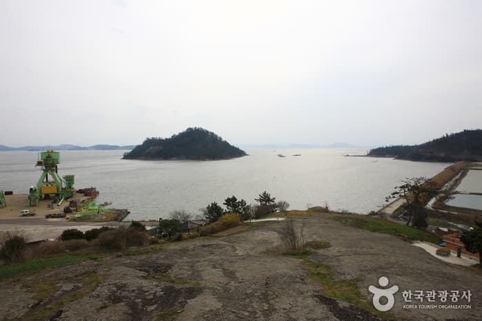 Yi Chungmugong's Byeokpajin Battle Monument (이충무공 벽파진 전첩비)