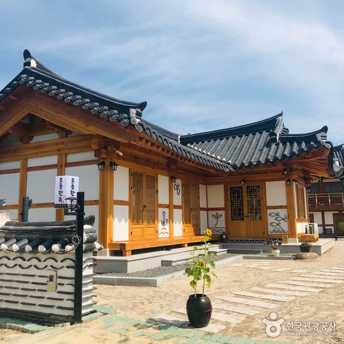 Gyeongju Oreung Hanok (경주오릉한옥)