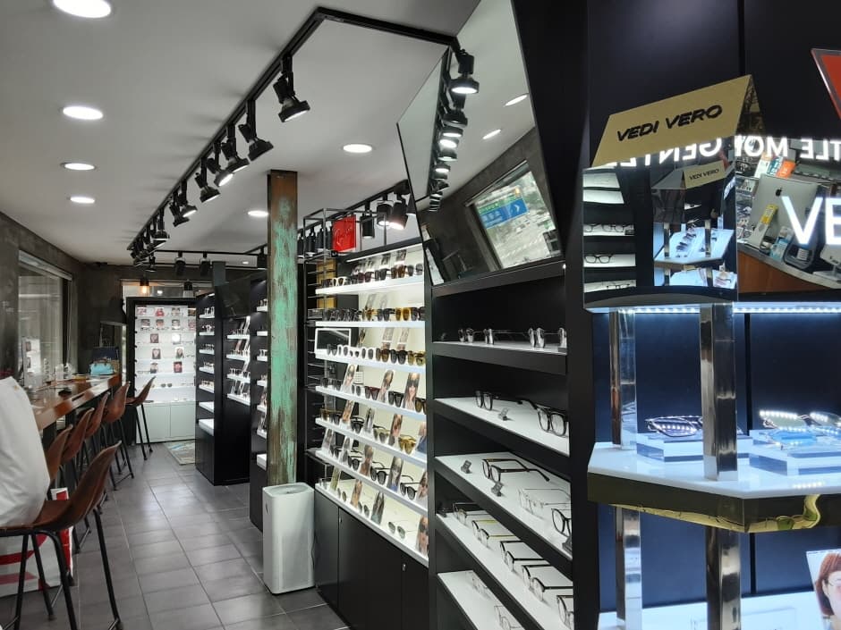 Zeus Eyewear - Myeong-dong Branch [Tax Refund Shop] (제우스안경 명동)