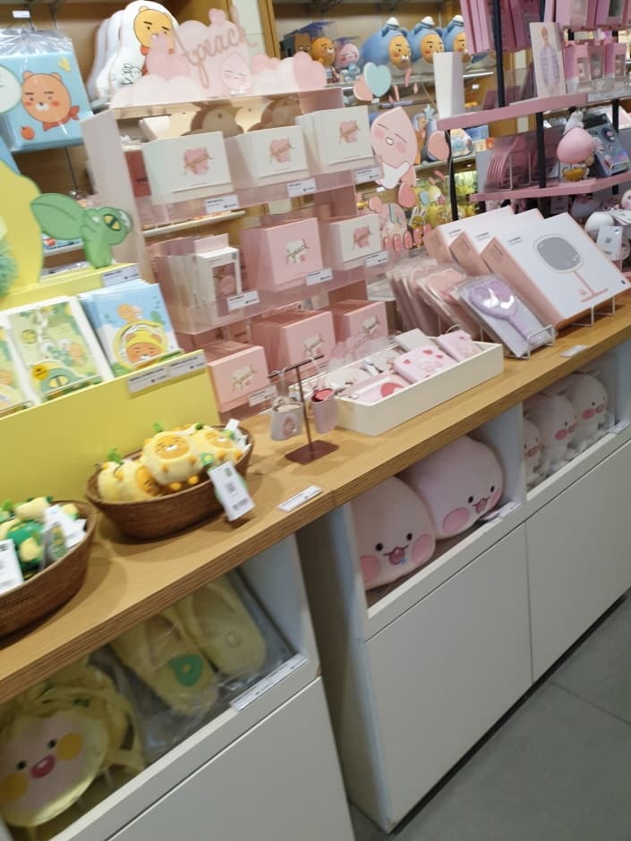 Kakao Friends Flagship Store - Hongdae Branch [Tax Refund Shop] (카카오프렌즈 플래그십 홍대)