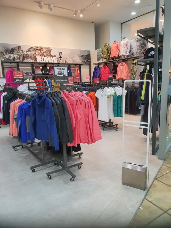 The North Face - Lotte Factory Gasan Branch [Tax Refund Shop] (노스페이스 롯데팩토리 가산)
