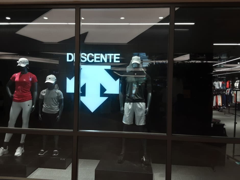Descente - Shinsegae Paju Branch [Tax Refund Shop] (데상트 신세계파주)