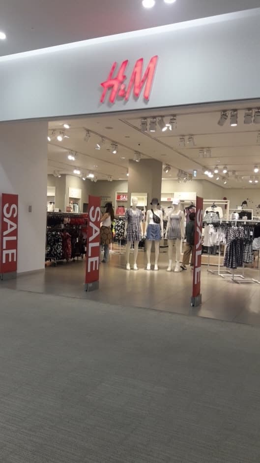 H&M - Lotte Mall Gimpo Branch [Tax Refund Shop] (에이치엔엠 롯데몰 김포공항점)