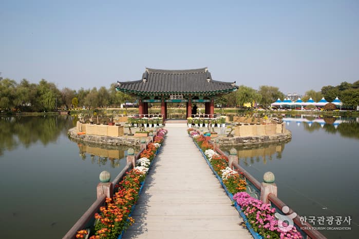 Seodong Park and Gungnamji Pond (서동공원과 궁남지)