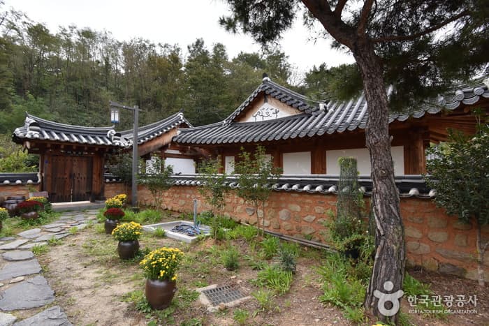 Gochang-eup Sunghanok Village (고창읍성한옥마을)