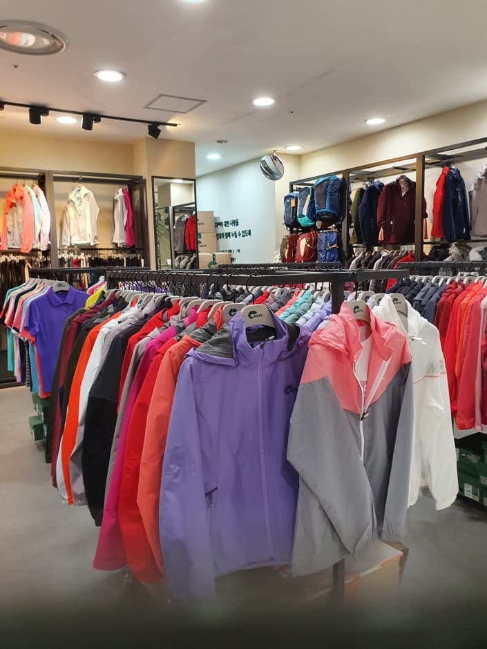 Nepa - Lotte Factory Gasan Branch [Tax Refund Shop] (네파 롯데팩토리가산)