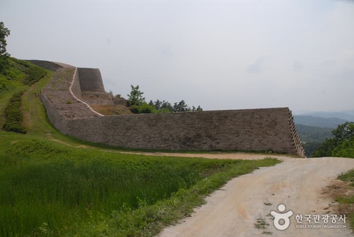 Boeun Samnyeonsanseong Fortress (보은 삼년산성)