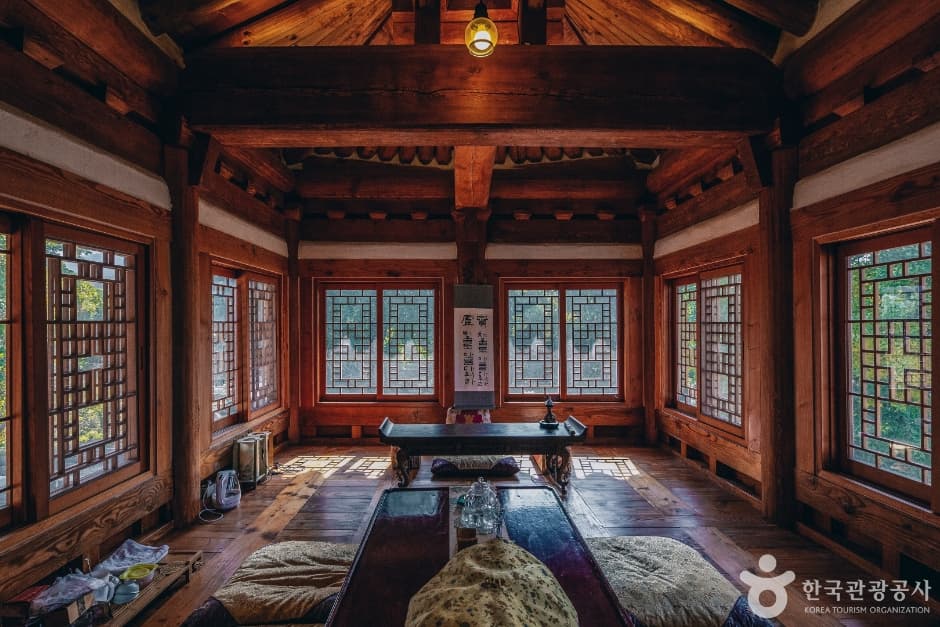 Jirisan Hanok Village (지리산한옥마을)