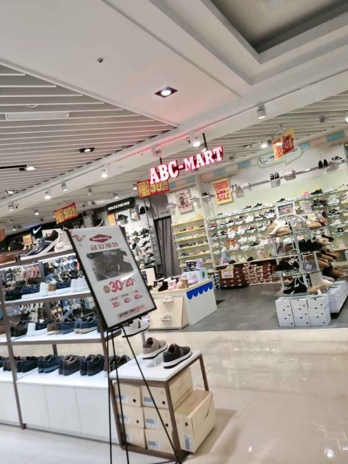 ABC-Mart - 2001 Outlet Junggye Branch [Tax Refund Shop]  (ABC마트 2001아울렛 중계)