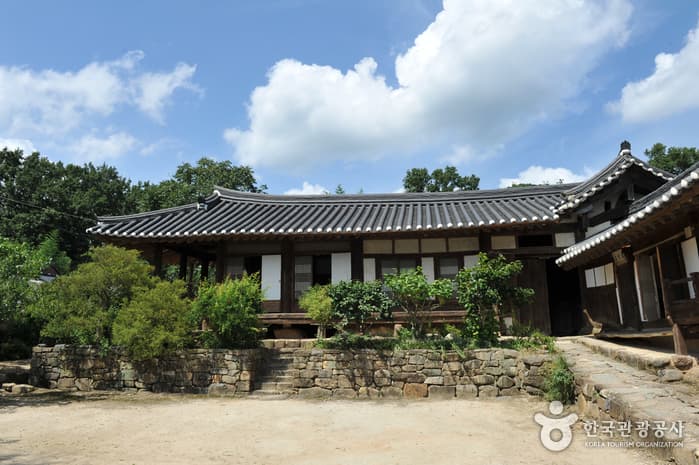Gurye Unjoru Historic House (구례 운조루 고택)