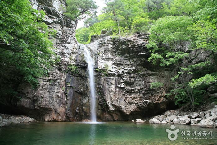Paraesopokpo Falls (파래소폭포)