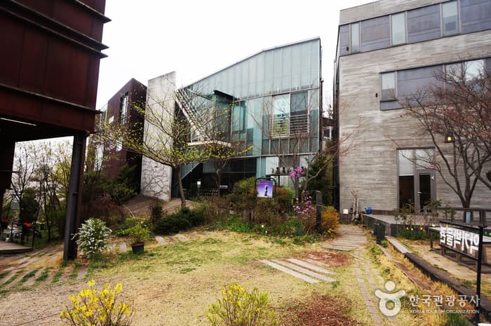 Museum of Musical Instruments of the World (세계민속악기박물관)