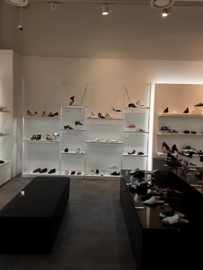 Kolon Suecomma Bonnie - Lotte Paju Branch [Tax Refund Shop] (코오롱 슈콤마보니 롯데파주)