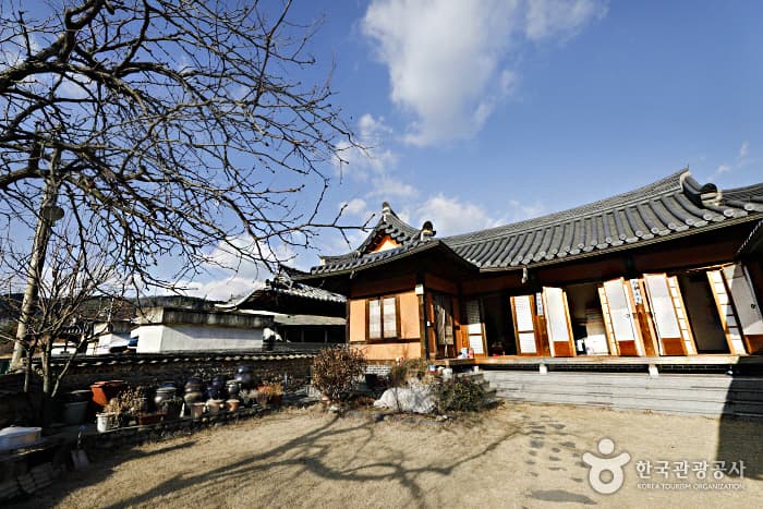 Hadongdaek House (하동댁)
