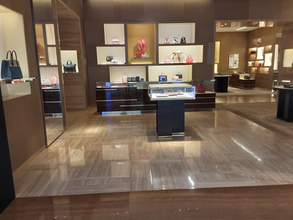 Louis Vuitton - Lotte World Tower Branch [Tax Refund Shop] (루이비통 롯데 월드타워점)