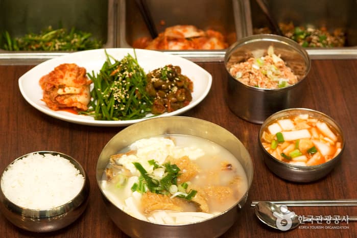 Bugeogukjip (북어국집)