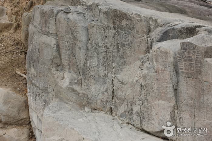 Goryeong Janggi-ri Rock Art (고령 장기리 암각화)