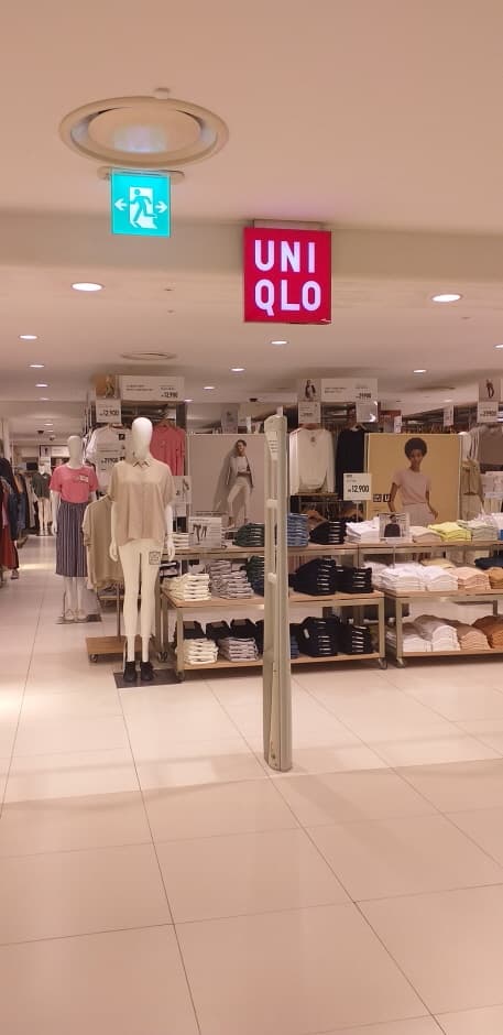 Uniqlo - Lotte Gangnam Branch [Tax Refund Shop] (유니클로 롯데강남)