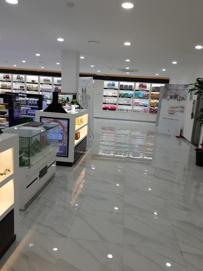 ABC-Mart - Kyungsung Univ. Branch [Tax Refund Shop] (ABC마트 경성대점)