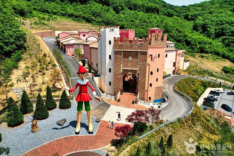 Gapyeong Italian Village, Pinocchio and Da Vinci (피노키오와 다빈치)