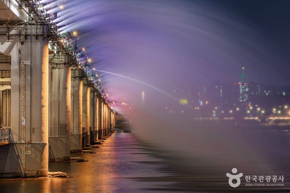 Banpo Bridge Rainbow Fountain (반포대교 달빛무지개분수)