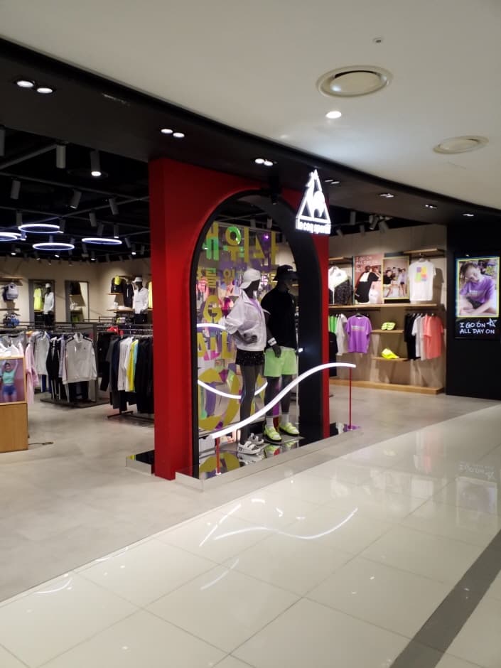 Le Coq Sportif - TIMES SQUARE Branch [Tax Refund Shop] (르꼬끄 타임스퀘어)