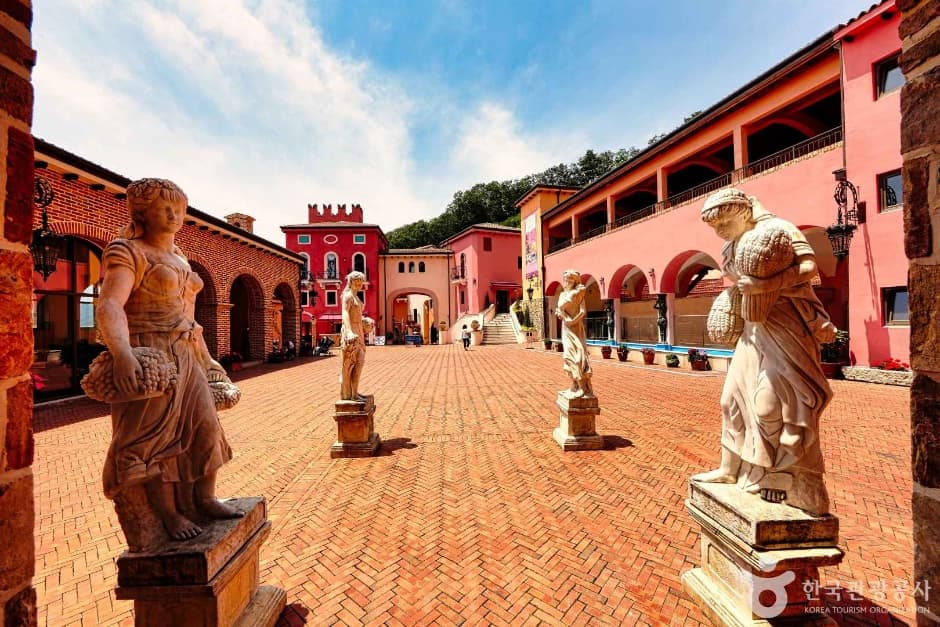 Gapyeong Italian Village, Pinocchio and Da Vinci (피노키오와 다빈치)