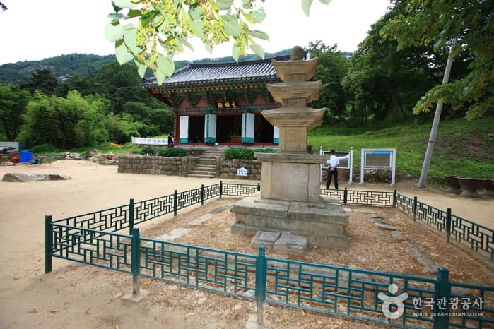 Yeongdong Yeongguksa Temple (영국사 (영동))