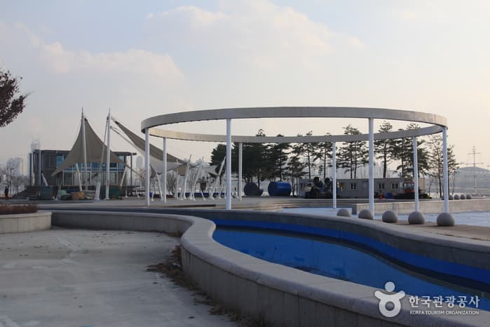 Ttukseom Hangang Park Outdoor Swimming Pool (한강시민공원 뚝섬수영장(실외))