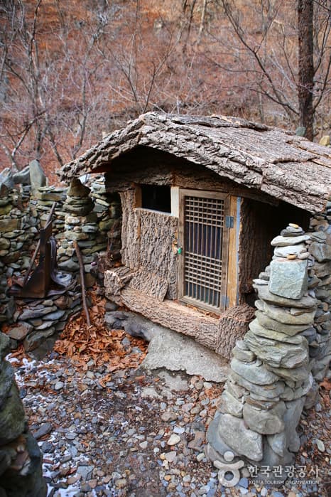 Mojeongtap Trail in Nochusan Mountain (노추산 모정탑길)