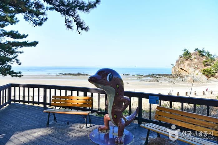Sambong Beach (삼봉해수욕장)
