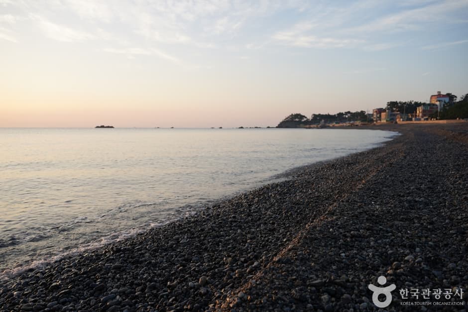 Oryu Goarahaebyeon Beach (오류고아라해변)